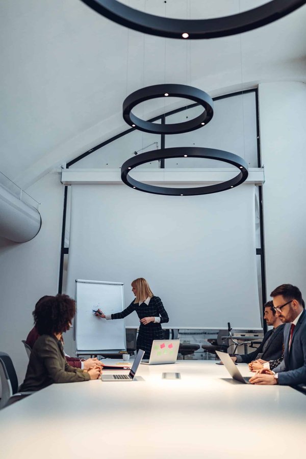 Quelles sont les stratégies pour créer un look impactant avec des pièces minimalistes ?