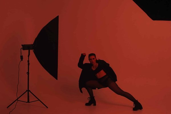 Quelles techniques pour porter des mini-jupes en cuir dans des ensembles de bureau audacieux ?